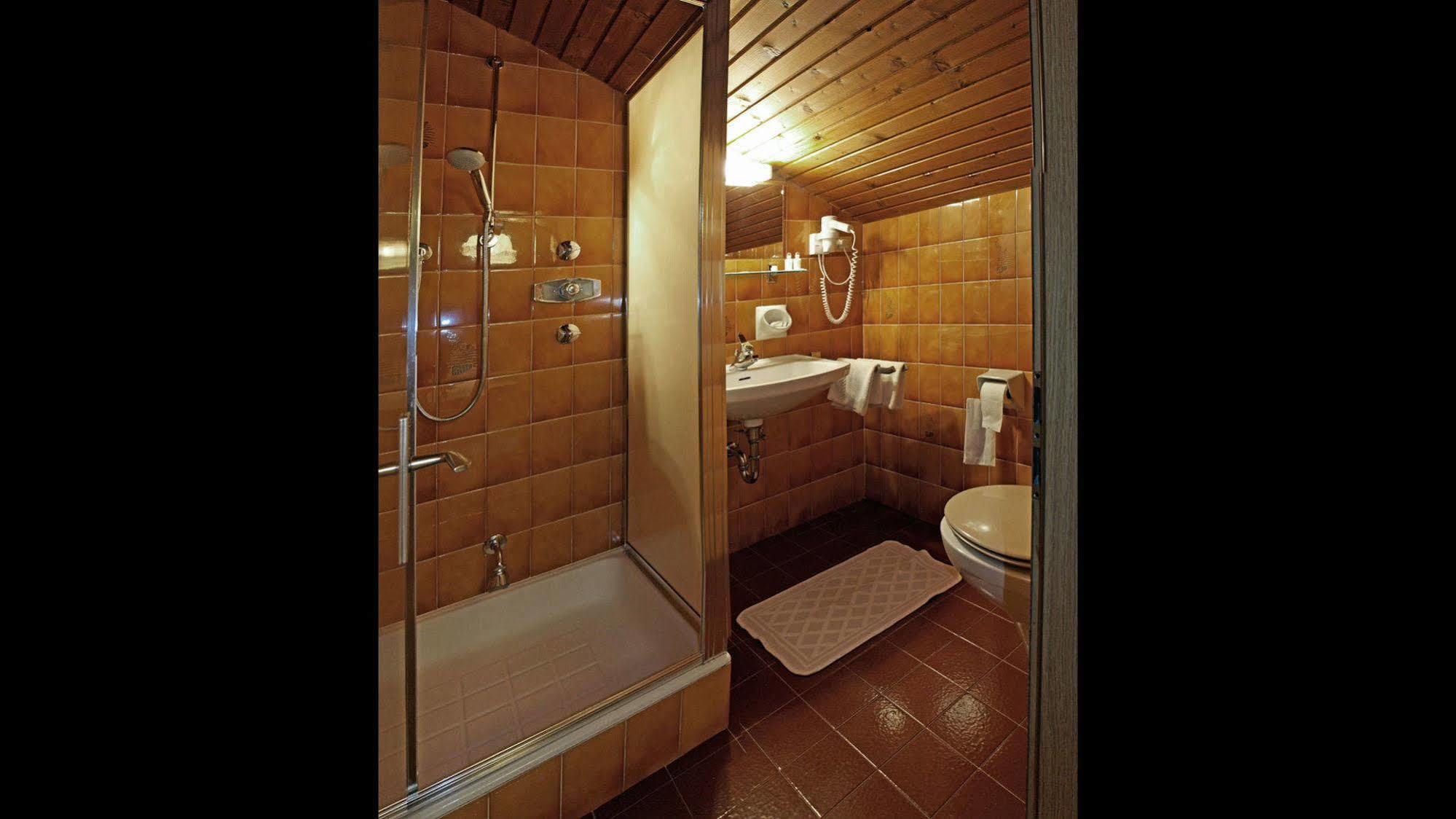 Hotel Trenker Braies  Exterior foto